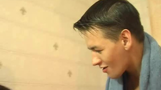 Сынишка после душа захотел получить от зрелки глубокий минетик