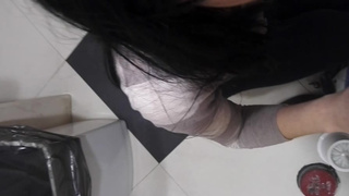 Познакомился в клубе и заснял от первого лица минетик прямиком в туалете