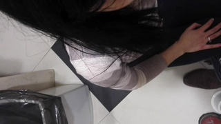 Познакомился в клубе и заснял от первого лица минетик прямиком в туалете