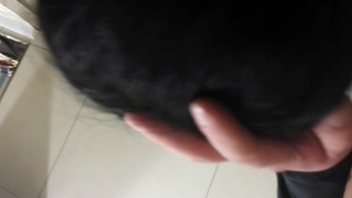 Познакомился в клубе и заснял от первого лица минетик прямиком в туалете