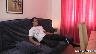 Тощая пенсионерка лижет яйца молодому гостю и трахается в лохматку