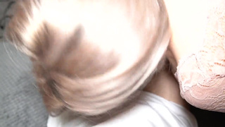 Развратница облизывает болт бойфренда своей лучшей подруги пока та не видит