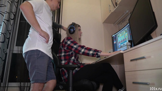 Развратница облизывает болт бойфренда своей лучшей подруги пока та не видит