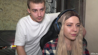 Развратница облизывает болт бойфренда своей лучшей подруги пока та не видит