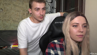 Развратница облизывает болт бойфренда своей лучшей подруги пока та не видит