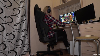 Развратница облизывает болт бойфренда своей лучшей подруги пока та не видит