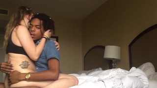 Темнокожий жарит длинноволосую подругу в позе наездницы перед камерой