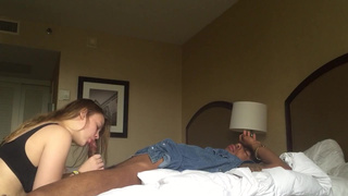 Темнокожий жарит длинноволосую подругу в позе наездницы перед камерой