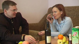 Милая шлюха бухает и разводит на перепихон пацанчика