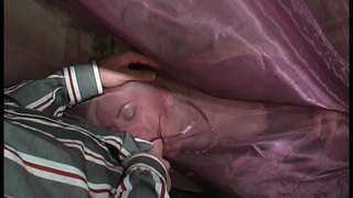 Чувак выебал взрослую бабы в гардеробной