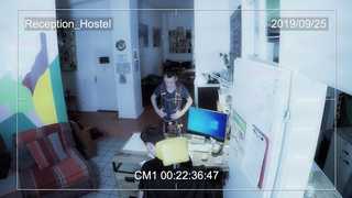 Дамочка изменяет муженьку с парнем в хостеле на небольшой диване