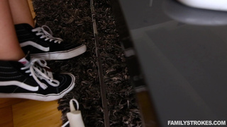 Брат спалил сестричку за мастурбацией по вебке и дал в ротик