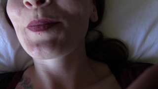 Однажды страстная мачеха так была возбуждена что занялась сексом с пасынком на супружеской диване