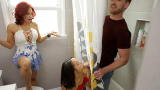 Сводная сестра не стесняясь зрелки, облизывает брату через занавеску