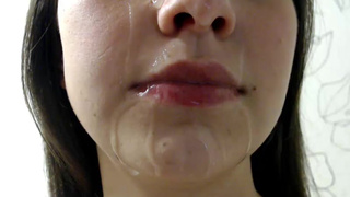 Секс перед вебкой с брюнеткой в позе по собачьи