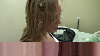 Обворожительная белокурая красотка отдалась парню после стирки