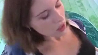 Сосед развел брюнетку на анал прямо на улице