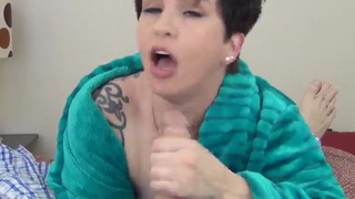 Короткостриженная опытная брюнетка с удовольствием делает отсос дорогому