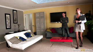 Неопытной клиент выебал в попочку зрелую риэлторшу