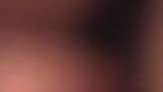 Развратная женщина показала пещерку и облизала болт