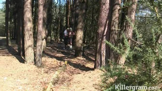 Клиент сношает по собачьи уличную проститутку в лесу