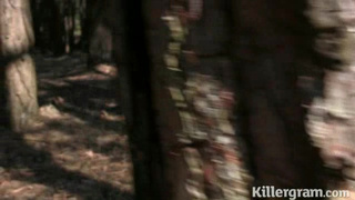 Клиент сношает по собачьи уличную проститутку в лесу