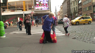 Бабку за 60 жёстко отжарил наивной пацан после шоппинга