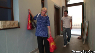 Бабку за 60 жёстко отжарил наивной пацан после шоппинга