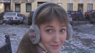 Хитрец разводит на частный секс уличную красотку