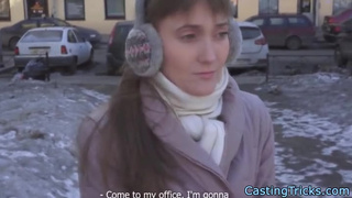 Хитрец разводит на частный секс уличную красотку