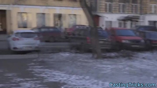 Хитрец разводит на частный секс уличную красотку