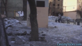 Хитрец разводит на частный секс уличную красотку