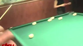 Шикарная девченка трахается с парнем после игры в бильярд