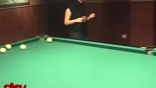 Шикарная девченка трахается с парнем после игры в бильярд