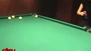 Шикарная девченка трахается с парнем после игры в бильярд