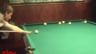 Шикарная девченка трахается с парнем после игры в бильярд