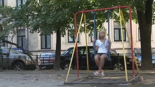 Света блондиночка трахается с двумя знакомыми парнями во все щели