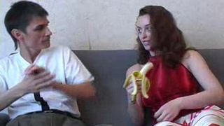 Пьяная шатенка берет в ротик длинный писюн русского пацана