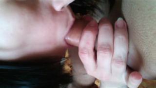 Брюнетка уединилась в спальне и сделала приятный минетик своему мужчине