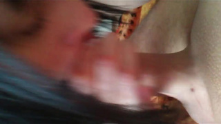 Брюнетка уединилась в спальне и сделала приятный минетик своему мужчине