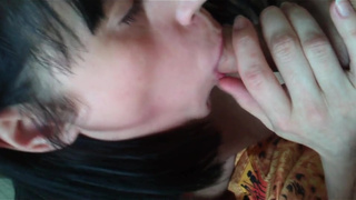 Брюнетка уединилась в спальне и сделала приятный минетик своему мужчине