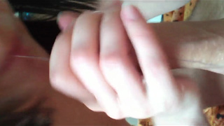 Брюнетка уединилась в спальне и сделала приятный минетик своему мужчине