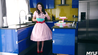 Сексапильная матюрка теребонькает огромными дойками болт сынка и ебется с ним