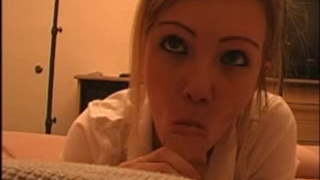 Самая неопытная сука в городе пришла ублажать клиента