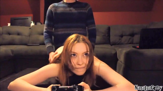 Natalia Grey долбится рачком во время интересной видеоигры