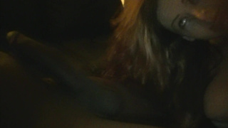 Бледнокожоя девушка отсасывает большой негритянский хуй для частного видео