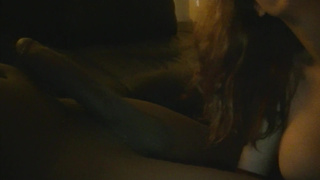 Бледнокожоя девушка отсасывает большой негритянский хуй для частного видео