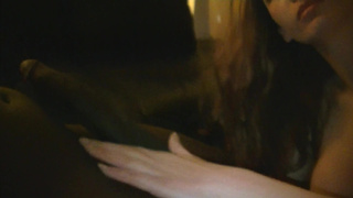 Бледнокожоя девушка отсасывает большой негритянский хуй для частного видео