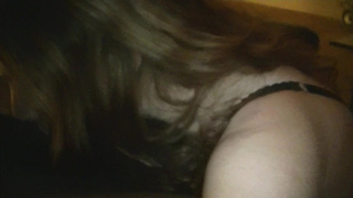 Бледнокожоя девушка отсасывает большой негритянский хуй для частного видео