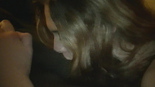 Бледнокожоя девушка отсасывает большой негритянский хуй для частного видео